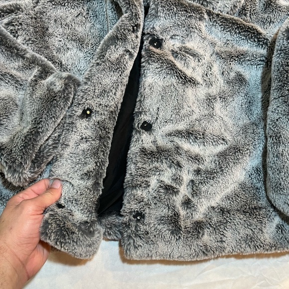 H & M Women's Gray Faux Fur Jacket size medium very soft feel to it - Picture 4 of 10